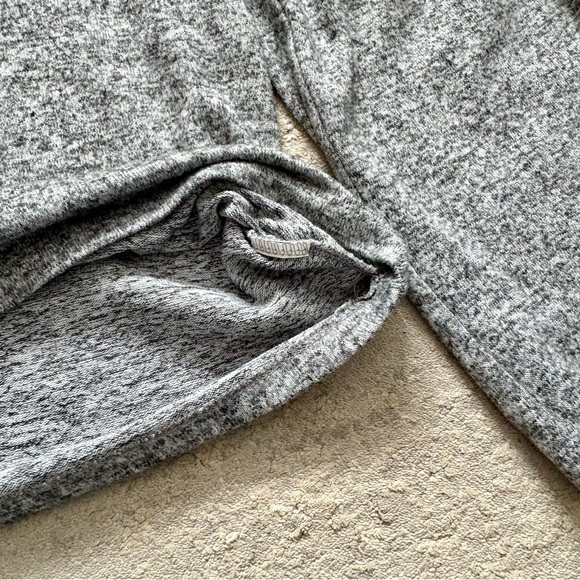 Urban Heritage Heathered Gray Flared Bell Long Sleeve Soft Knit Top Size Medium - Picture 5 of 9